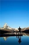 Le Cervin (4477m). Reflet de la montagne dans un petit lac, le randonneur contemple la beauté du paysage, Zermatt, Valais, Suisse