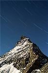 Le Cervin (4477m), éclairé par la lune et les étoiles des sentiers, Zermatt, Valais, Suisse