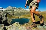 Randonneur sur le sentier au-dessus du lac à Schwarzee paradis, Zermatt, Valais, Suisse