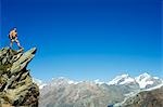 Wanderer auf dem Weg oberhalb der Schnee hoch begrenzt Berge, Zermatt, Wallis, Schweiz