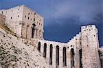 La citadelle avant une tempête, d'Alep. Il y a eu une forteresse sur le site depuis au moins 350BC, mais surtout le restes aujourd'hui datent les Mamelouks dans les 13ème et 14ème siècles.