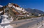 Potala-Palast - steigt aus den Hängen des Marpori oder Red Mountain, der Potala-Palast wurde in zwei Hauptphasen im 17. Jahrhundert umgebaut. Benannt nach Mt Potala, der Heilige Berg Wohnstätte von Avalokiteshvara, der Potala funktioniert hat, als der traditionelle Sitz der Regierung und im Winter Residenz des Dalai Lamas, sowie Gehäuse Tempel und Gräber Reliquiar