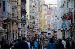 Blick nach unten beschäftigt Istiklal Caddesi, der Hauptstraße in modischen Beyoglu, Istanbul, Türkei