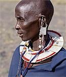 Une femme Massaï en habit traditionnel. La prépondérance de perles de verre blanc dans ses ornements indique qu'elle est dans la section Kisongo des Massaï, le plus grand groupe de clan, qui vit sur les deux côtés de la frontière entre le Kenya et la Tanzanie.