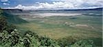 Le monde célèbre cratère de Ngorongoro. Son cratère de 102 kilomètres carrés est le repaire d'un spectacle merveilleux de la faune. Le cratère est en fait une « caldeira » la plus grande caldeira intacte, immergée dans le monde qui a été formé deux millions d'années lorsqu'une énorme explosion a détruit un volcan permanent d'environ 15 000 pieds de haut. Ngorongoro Crater a été déclaré Site du patrimoine mondial en 1978.
