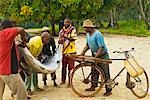 Afrique de l'est ; Tanzanie. Pêcheurs d'achat & de vente du poisson à un marché aux poissons dans le Village de Nungwi, île de Zanzibar