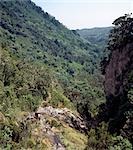 Le début de la descente de rocher escarpé du col Freshfield (14 050 pieds) à la vallée de Mukubu (11 500 pieds) où le sentier descend 1 500 pieds à un mile.