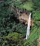 Sipi Falls liegt in der fruchtbaren Ausläufern des Mount Elgon, klein aber fein.Mount Elgon ist ein erloschener Vulkan an der Grenze zwischen Uganda und Kenia; Er entspringt auf einer Höhe von 14.178 Fuß.