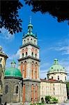 Blick auf Altstadt und der Jungfrau Marys Himmelfahrt Kirche Glockenturm. Lviv ist eine Großstadt im Westen der Ukraine. Das historische Stadtzentrum ist auf der UNESCO-Weltkulturerbe und hat viele architektonische Wunder und Schätze.