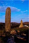 Standing Stone und Kirche, Glencolumbkille, Donegal