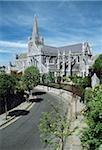 St. Patricks Kathedrale, Co. Dublin, Irland;Blick auf die Straße und Kathedrale