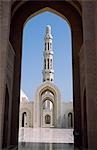 L'entrée de la grande mosquée. Construit comme un cadeau au peuple par Sultan Qaboos il fut achevé en 2001AD et peut accueillir 15 000 fidèles.