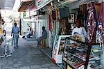 Ein omanischer Kaufmann in seinem Stall in der Weihrauch-Souk in Salalah, Oman, Dhofar.