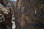 Oman, westlichen Hajar-Gebirge, Snake Canyon. A neu installiert Via Ferrata (Iron Way) ermöglicht Kletterer und Abenteurer zu überqueren sonst unzugängliche Schluchten und erkunden Sie die Berge nur wenige Stunden von Muscat. Britischer Bergsteiger Justin Halls weist den Weg.