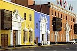 Façades élégantes, des balcons en bois et les tons pastel sont typiques les demeures coloniales sur la Plaza de Armas à Trujillo (Pérou)