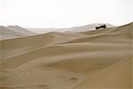 Ein Tourist Dune Buggy blickt über den Sanddünen in der Nähe von Huacachina, im Süden Perus.