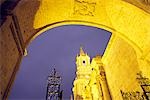 L'extérieur éclairé de la cathédrale d'Arequipa, Pérou. L'église, sur la Plaza de Armas, est constitué de roche volanic blanc, appelé sillar.
