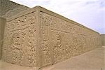 Les pyramidal, murs en adobe de la Huaca Arco Iris (Temple de l'arc-en-ciel) décorés avec des sculptures en relief complexe. Le temple est de l'empire Chimú - dure de tout AD 850 à 1470.