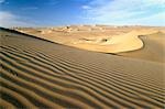 Ondulations dans le sable. Une mer de dunes de sable s'étend vers la côte péruvienne, près d'Ica au Pérou du Sud