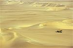 Ein Strandbuggy Heads heraus mitten in den Sanddünen in der Nähe von Huacachina in Südperu.