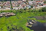 Amazonas, Amazonas, Iquitos, Peru. Luftbild von der Port, den Hafen und die Siedlungen von Iquitos, der Stadt der Grundsatz des oberen Amazonasbeckens.