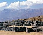 Murs massifs de Sacsayhuaman surplombant Cusco.