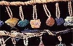 Pérou, Urubamba, vallée, Ollantaytambo. Bijoux faits de motifs traditionnels et symboles pour les vendre à une stalle de rue