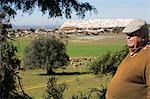 Portugal, Alentejo, Estremoz. Un agriculteur portugais a son portrait prise avec sa ferme en arrière-plan. L'horizon est un marbre blanc mine, près de Estremoz, dans la région de l'Alentejo du Portugal.