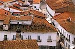 Portugal, Alentejo, Moura. Blick über die Dächer. Der arabische Einfluss ist an diesem friedlichen Ort, umgeben von Eichen und Olivenbäumen, insbesondere in den engen Gassen und niedrigen weißen Häusern mit ihren Pepperpot Schornsteine, des maurischen Quartier noch sichtbar.