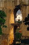 Portugal, Alentejo, Elvas. Un aqueduc long de 6 km alimente la ville de Elvas avec de l'eau pure ; Il débuta au XVe siècle et terminée en 1622. Pour certaine distance il comprend 4 niveaux d'arcs superposés, d'une hauteur totale de 40 m. Elvas est situé sur une colline au nord-ouest de la rivière Guadiana. Elle est défendue par sept bastions et les deux forts de Santa Luzia et Nossa Senhora da Graça.