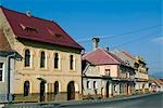 Roumanie, Transylvanie, Zarnesti. Maisons sur la rue principale.