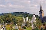 Roumanie, Maramures, Botiza. Églises anciennes et nouvelles.