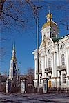 La Russie ; Saint-Pétersbourg ; Cathédrale de Saint Nicolas. La construction de la cathédrale Saint-Nicolas a commencé en 1753 sous les ordres de l'impératrice Elizabeth et l'autel a été consacré en 1760. Officiellement, elle est devenue une cathédrale navale sur ordre de la grande Catherine et demeure l'un des exemples plus frappants de l'architecture baroque de la ville.