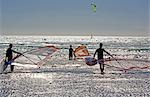 Afrique du Sud, Western Cape, Cape Town. Planches à voile laissent une baie venteuse de la Table sur la plage à Melkbosstrand.