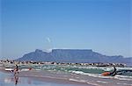 Afrique du Sud, Western Cape, Cape Town. À la recherche à travers la baie de la Table à Table Mountain de Bloubergstrand le dimanche avec les randonneurs et les amateurs de plein air profitant du beau temps.
