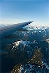 Avion survolant la côte montagnes, Colombie-Britannique, Canada