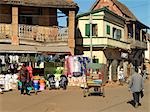 Une rue d'Ambalavao avec elle architecture typique de montagne. Pousse-pousse, appelés les pousse-pousses, sont une forme courante de transport dans le sud de Madagascar.