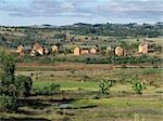 Typiques villages près d'Ambositra, sur le chemin de Soatanana, Madagascar et les pays de l'agriculture.