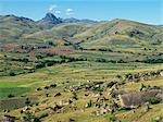 Scène rurale près d'Ambalavao, avec les montagnes d'Andringitra s'élevant dans le lointain.