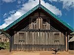 Une maison typique en bois dans le village Zafimaniry de Ifasina. Le Zafimaniry sont réputés pour leurs boiseries et la sculpture, comme on le voit sur les volets de la fenêtre.