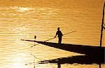 Batelier, promenade en barque sa pirogue de l'arrière sur le fleuve Niger au coucher du soleil