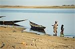 Village de pêcheurs de peul avec pirogues tiré vers le haut sur les rives du fleuve Niger à Korioume