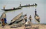 Collection de pirogue au village de pêcheurs de Peul sur les rives du fleuve Niger à Korioume