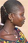 Mali, Douentza. Une femme de Bella oreille or porter des cheveux tressés résonne dans son village près de Douentza. La Bella gens surtout pastorales et étaient autrefois les esclaves des Touaregs du Nord du Mali.