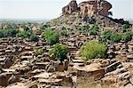 Mali, Dogon-Land. Die attraktive Dogon Dorf von Songho auf die Böschung Bandiagara. Wohnungen haben Flachdächer, während das Quadrat Getreidespeicher Strohdach aufgeschlagen haben.