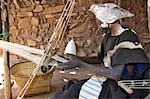 Mali, pays Dogon. Un vieil homme exploite un faisceau étroit à Songho, un joli village Dogon au sommet de l'escarpement de Bandiagara. Le Mali est le deuxième producteur de l'Afrique de coton.