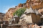 Au Mali, pays Dogon, ce. Greniers à Tereli - un village Dogon au pied de l'escarpement de Bandiagara 120 milles de longueur.