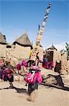 Mali, pays Dogon, Tereli. Un danseur masqué le masque Sirige de quinze pieds de hauteur tournoie dans le village Dogon de Tereli, qui se situe parmi les rochers à la base de l'escarpement spectaculaire de Bandiagara 120-mile-long. La danse du masque est exécutée lors de cérémonies funéraires à apaiser les morts et leur vitesse en route pour le monde ancestral.