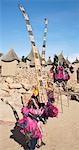 Au Mali, pays Dogon, ce. Danseurs masqués portant les danseurs masque et échasses de quinze pieds de hauteur Sirige produiront au village Dogon de ce qui se trouve parmi les rochers au pied de l'escarpement de Bandiagara spectaculaire 120 milles de longueur. La danse des masques est mis en scène lors des cérémonies funéraires pour apaiser les morts et leur vitesse en route vers le monde ancestral.