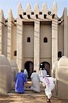 Mali, Mopti. Die Gläubigen zum Gebete in die feinen Sudan-Stil-Moschee in Mopti, wurde 1935 erbaut und vor kurzem repariert in seinen früheren Zustand, aufgerufen wird.